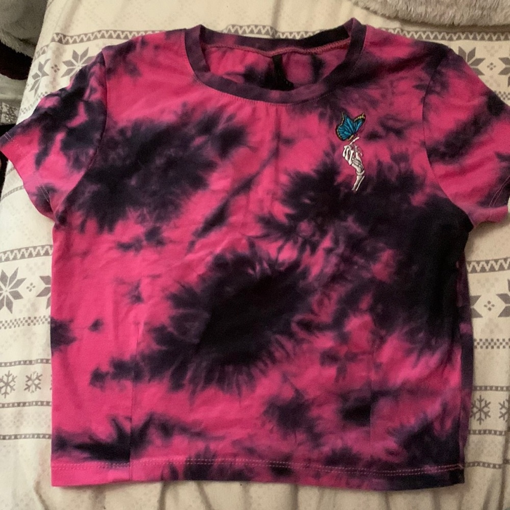 This shirt is from Zumiez it’s a size small or medium barely worn nice fitting.